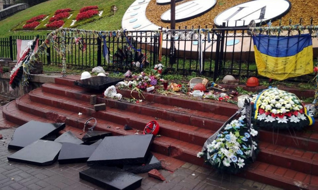 За разрушение мемориала Героям Небесной Сотни в Киеве вандал получил 4 месяца ареста