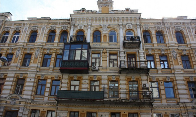 Киевляне просят запретить стеклить балконы на фасадах исторических зданий