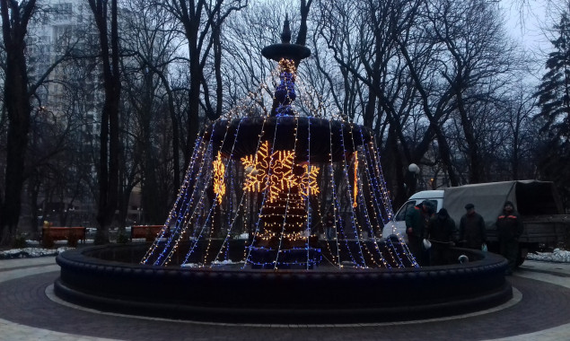 В Мариинском парке в Киеве украсили фонтан