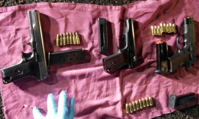 В Киево-Святошинском районе  полиция ликвидировала банду торговцев оружием (фото)