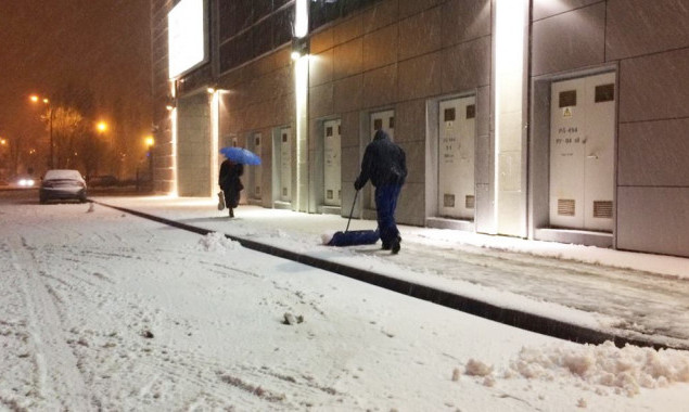 К 11 утра киевские коммунальщики выписали 276 предписаний за неубранный снег (фото)