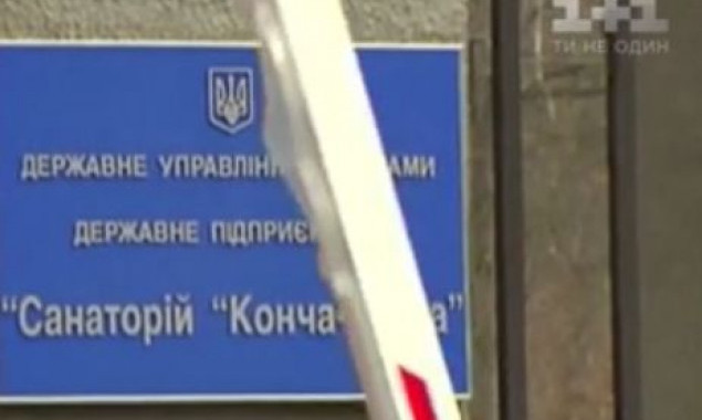 В Конча-Заспе под Киевом идут обыски в домах Хомутынника и Рыбака (видео)