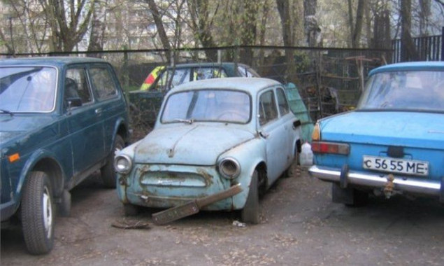 Из-за неорганизованности властей брошенные автомобили годами стоят на улицах Киева (видео)