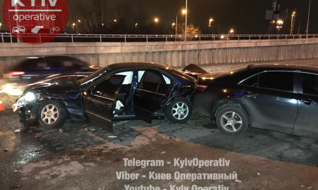 Во время бегства от полиции в Киеве мужчина разбил 6 автомобилей (фото, видео)