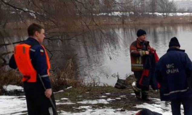 Из озера Алмазное в Киеве достали тело женщины