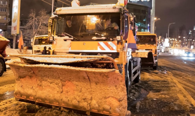 С последствиями снегопада в Киеве борется 450 снегоуборочных машин
