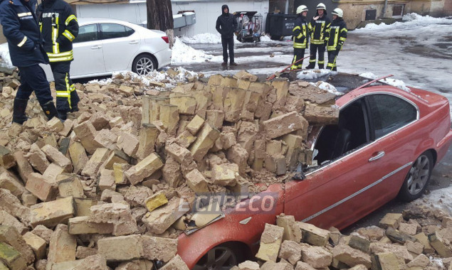 В Голосеевском районе Киева между домами обвалилась стена