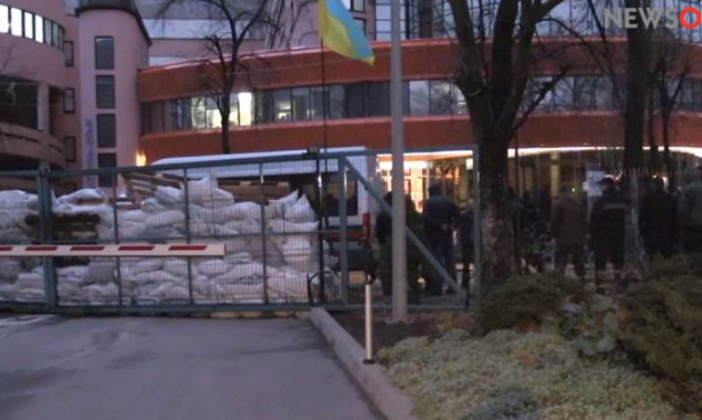 Людьми в балаклавах в Киеве заблокирован телеканал NewsOne