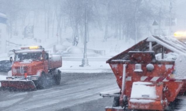 Дорожные службы Киева начали эвакуацию транспорта, мешающего чистке улиц от снега