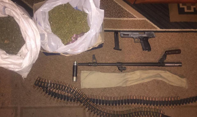 Полиция нашла схрон с оружием и наркотики у жителя Киевщины (фото)