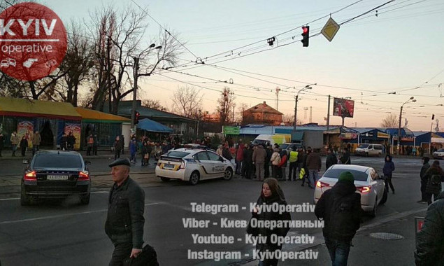В Киеве митингующие перекрыли улицу Бориспольскую около Дарницкого вокзала (фото)