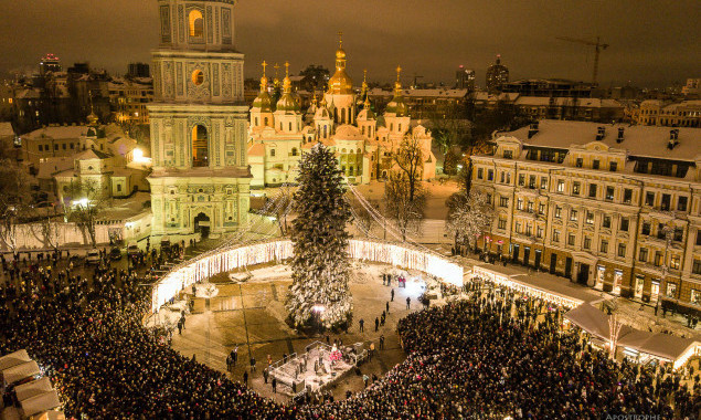 В Киеве засияла огнями главная елка страны (фото, видео)