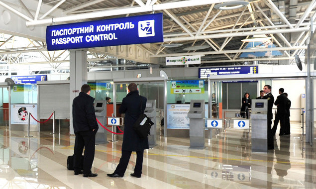 В аэропорту Борисполь гражданин Нидерландов пытался дать пограничникам взятку 2000 долларов (видео)