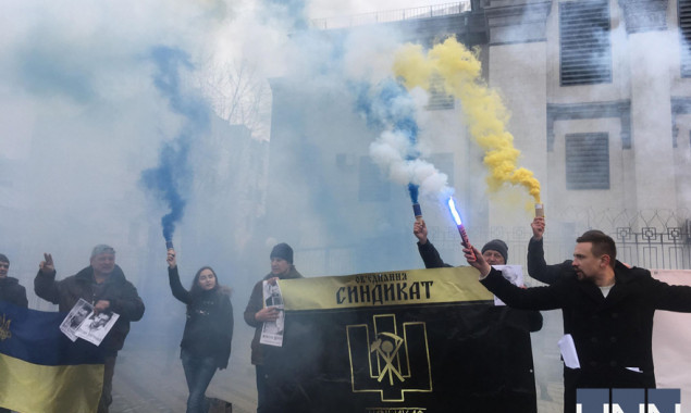 Активисты и бойцы АТО под стенами посольства РФ в Киеве передали слова поддержки узникам Кремля (фото, видео)