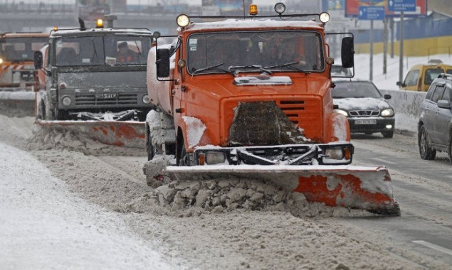 Прошедшей ночью снег в Киеве убирали 6375 коммунальщиков и 300 военных