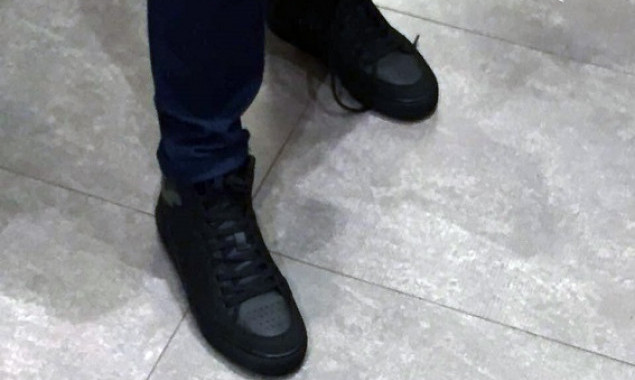 Иностранец украл из столичного магазина ботинки, а свои старые выставил на витрину