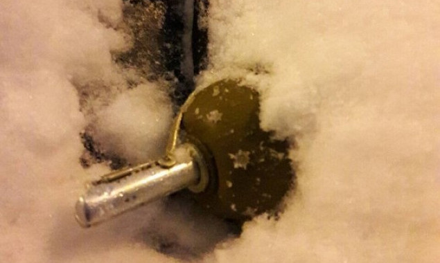 В центре Киеве мужчина нашел на дворниках своего автомобиля гранату (фото)