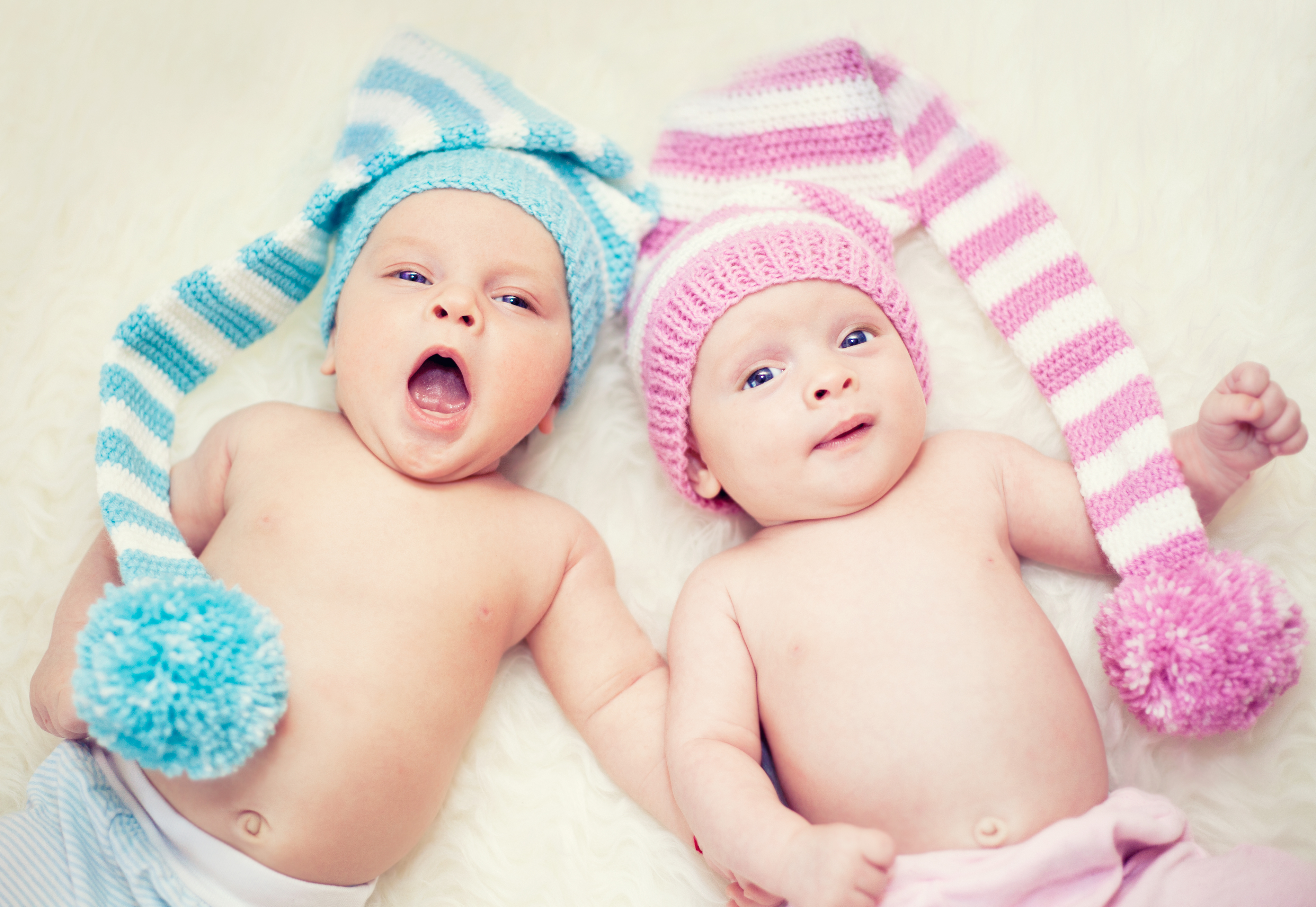 В июле 2015 родилось. Младенцы мальчик и девочка. Младенцы двойняшки. Новорожденные близняшки. Двойняшки мальчик и девочка.