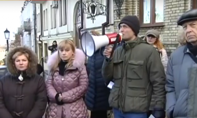 Одесский застройщик продолжает возводить гостиницу на Андреевском спуске, несмотря ни на что (видео)
