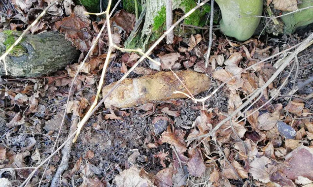 На Киевщине местный житель у себя в огороде нашел снаряд