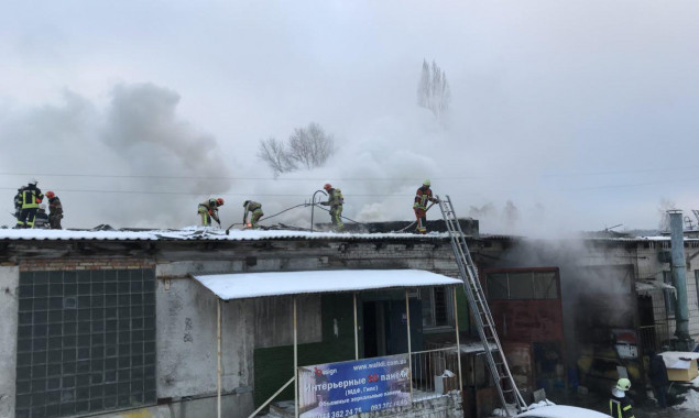 Утром в Киеве горел склад (фото)