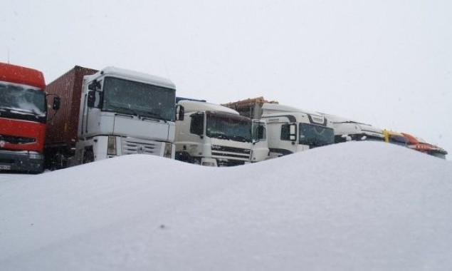 Из-за снегопада в ночь на 18 января ограничат въезд грузовиков в Киев