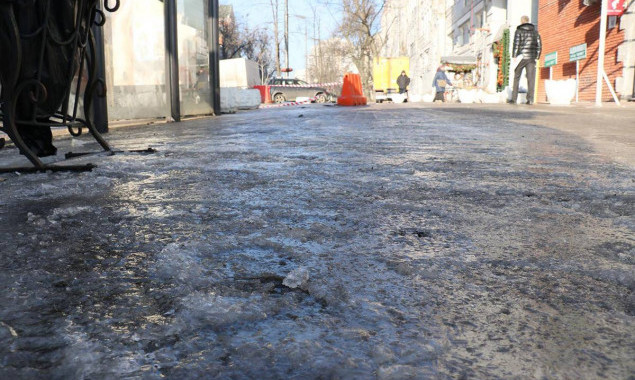 В центре Киева дорога превратилась в каток из-за прорыва трубы (фото)