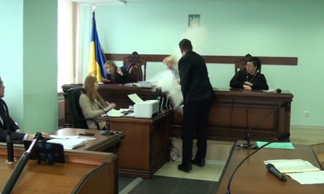 В Апелляционном суде Киева судей обсыпали мукой (видео)