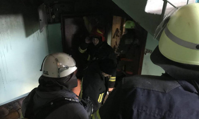 Киевские спасатели при пожаре в многоэтажке спасли пятерых детей и нашли тело женщины