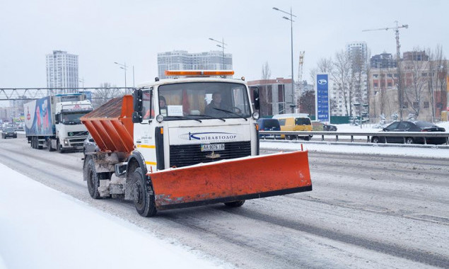 Снег в Киеве  убирают 300 единиц техники и 4 тысячи человек
