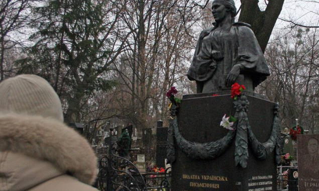 В Киеве вандалы снова осквернили памятник на могиле Леси Украинки (фото)