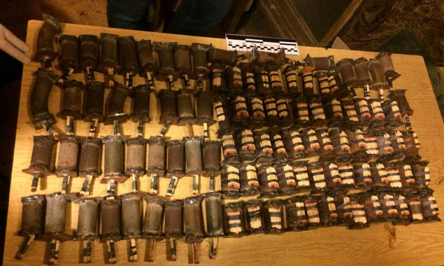 Житель Киевщины хранил арсенал самодельного оружия и взрывчатки (фото)