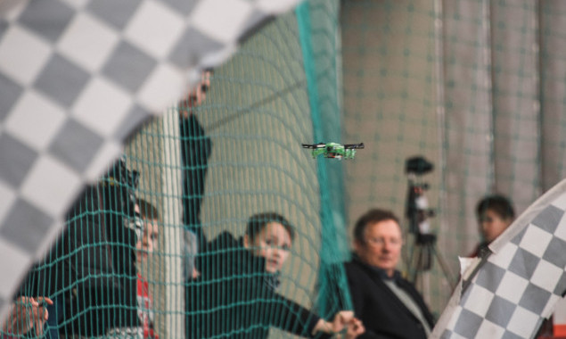 В Киеве состоялись соревнования по управлению дронами среди детей и подростков (фото, видео)
