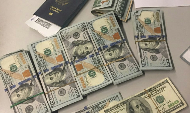В “Борисполе” иностранец незаконно пытался ввезти более 50 тыс. долларов США