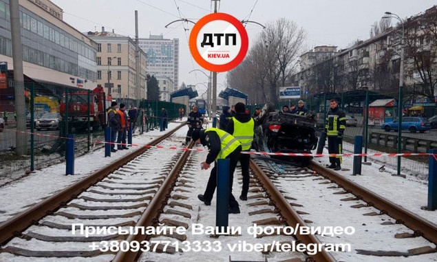 На столичной Борщаговке произошло масштабное ДТП, движение трамваев заблокировано (фото, видео)