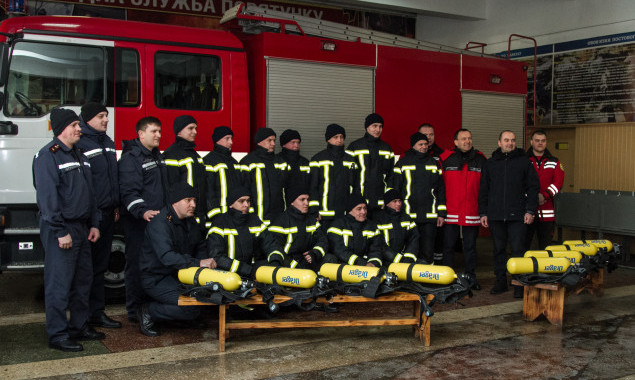 Киевские спасатели получили новое снаряжение и одежду