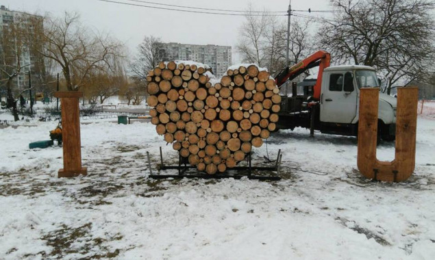 Возле озера Тельбин в Киеве появилась огромная “валентинка”