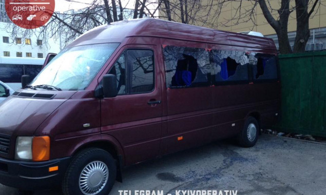 Неизвестные в Киеве разгромили два пассажирских микроавтобуса (фото)