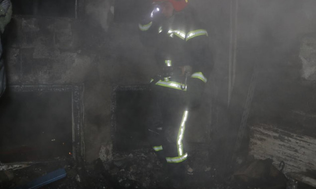 Ночью спасатели Киева тушили пожар в подъезде многоэтажки (фото)