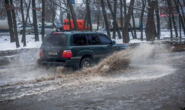 В Киеве из-за прорыва водопровода на Теремках затопило улицу (фото, видео)