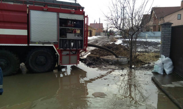 В Гатном затопило три двора: пришлось вызывать спасателей (фото)