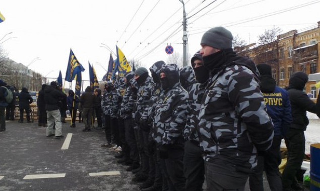 Под посольством РФ в Киеве проходит акция националистов, МВД ограничило доступ к диппредставительству (фото, видео)