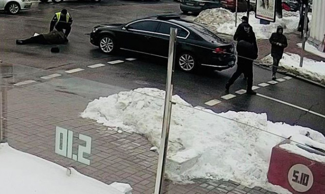 В центре Киева автомобильный кортеж Порошенко сбил пожилого мужчину (фото, видео)