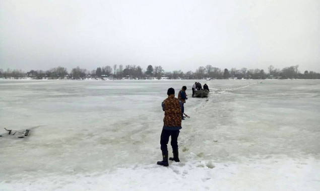 Под Киевом спасатели достали рыбака из воды