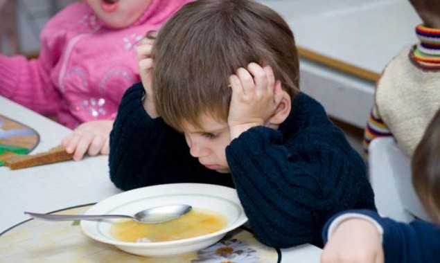 Завтра во всех оболонских школах Киева перестанут кормить детей