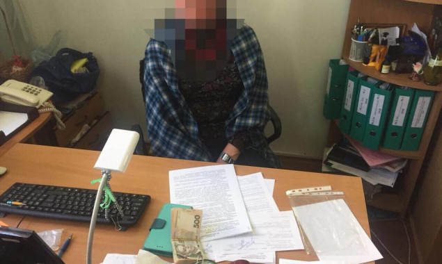 Во время получения взятки в 15 тысяч гривен задержан чиновник КГГА (фото)