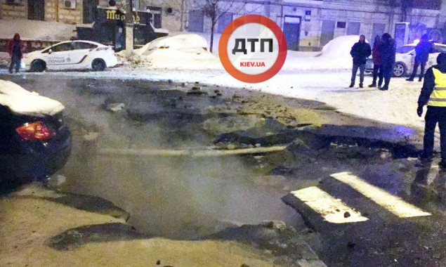 Масштабный прорыв трубы в Шевченковском районе: 6 жилых домов остались без тепла (видео)