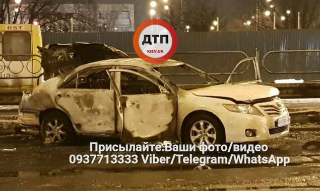 Возле метро “Лесная” в Киеве гранатой взорван автомобиль: один человек пострадал (фото, видео)