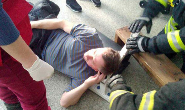 На Киевщине мужчина напоролся головой на металлический крюк тренажера в спортивном зале