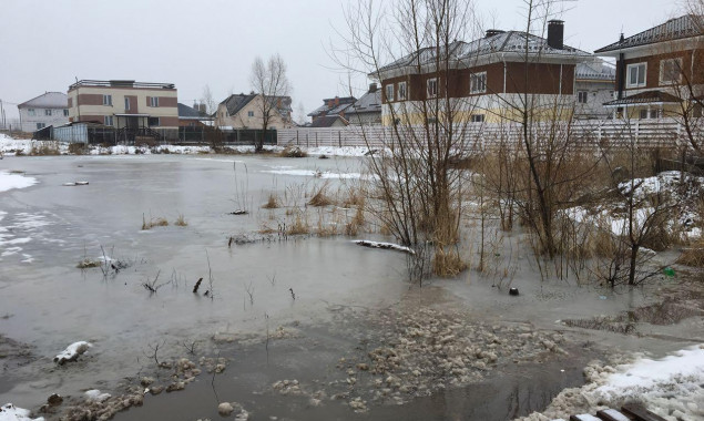 На Киевщине начался весенний паводок: спасатели помогают людям окачивать воду из подтопленных дворов и домов